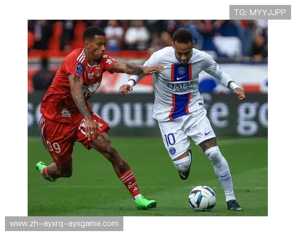 高定时尚与足球碰撞巴黎圣日耳曼限量版球衣设计全解析